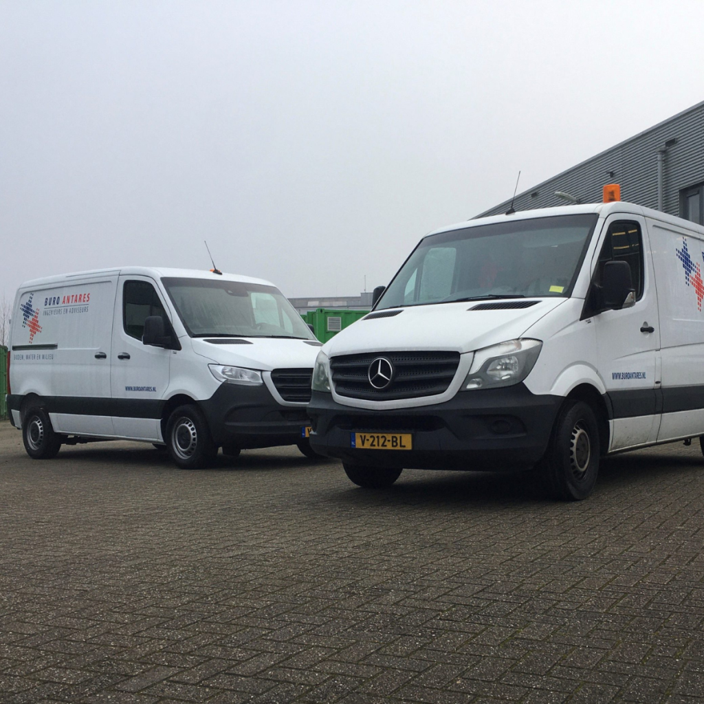 Twee nieuwe veldwerkbussen van Buro Antares op de parkeerplaats