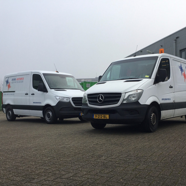 Twee nieuwe veldwerkbussen van Buro Antares op de parkeerplaats