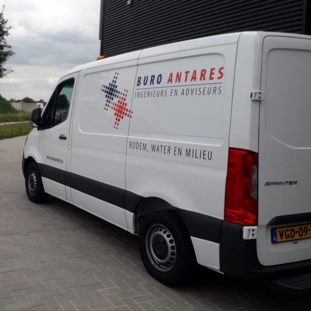 Veldwerkbus van Buro Antares met bedrijfsbelettering