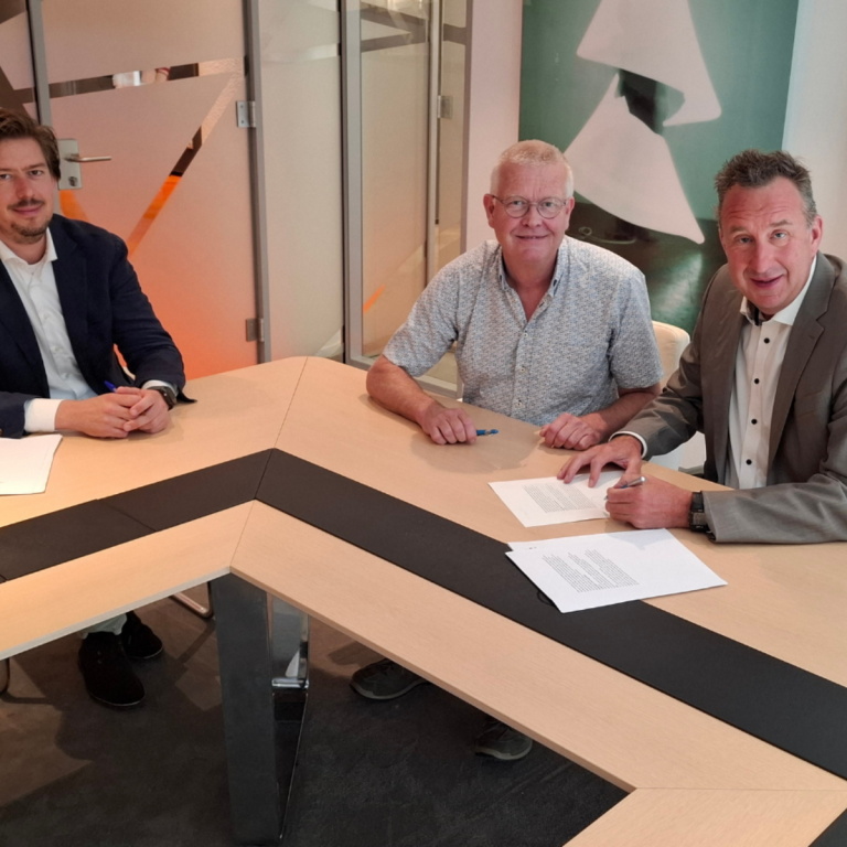 Ondertekening van de overname van Buiting Advies aan de vergadertafel