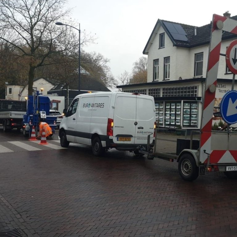 Veldwerkbus van Buro Antares tijdens onderzoek in een woonstraat