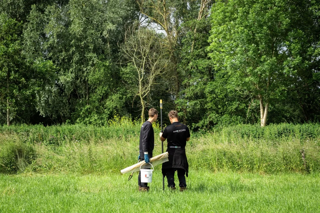 Adviseurs van Buro Antares in overleg tijdens veldwerk voor due diligence