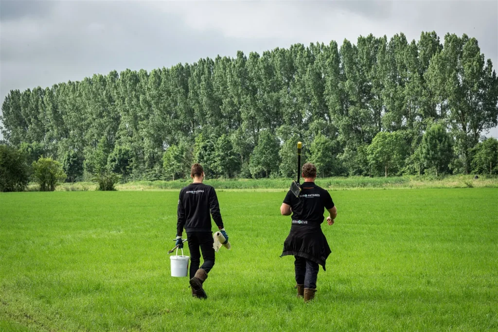 Ecologen van Buro Antares op weg naar een onderzoekslocatie voor ecologische begeleiding