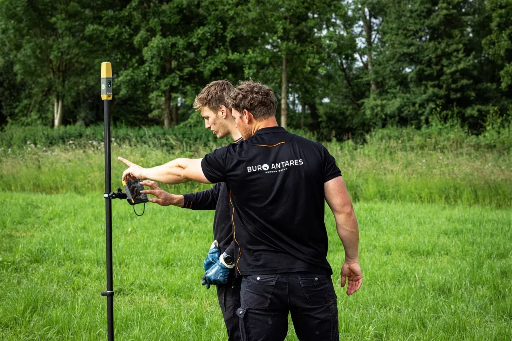 Landmeting met GPS-apparatuur tijdens infrastructureel onderzoek