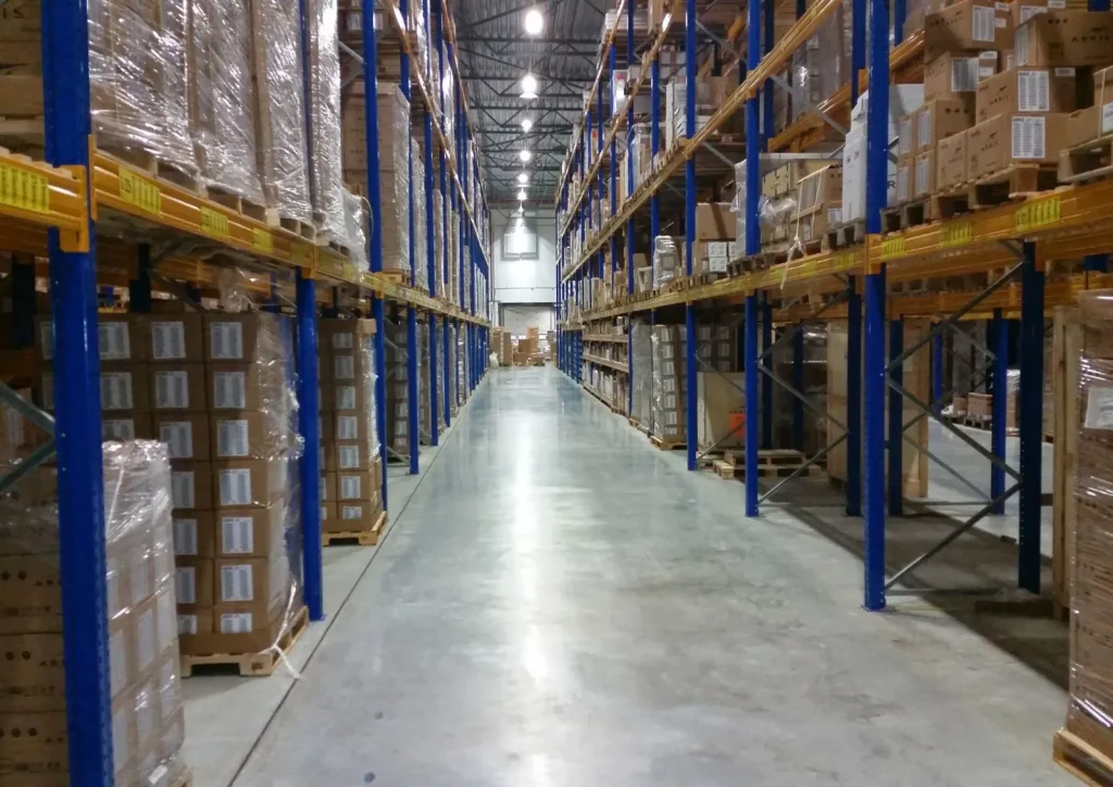 Opslaghal met gestapelde goederen op pallets