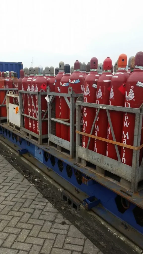 Rijen gasflessen opgeslagen bij een Seveso-inrichting