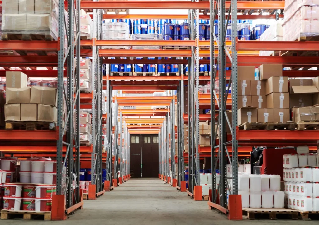 Magazijn met opgeslagen chemicaliën en verpakte stoffen