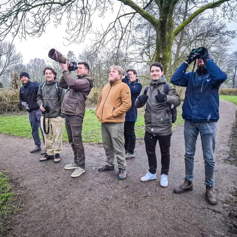 Team van Buiting Advies met verrekijker en camera tijdens veldwerk