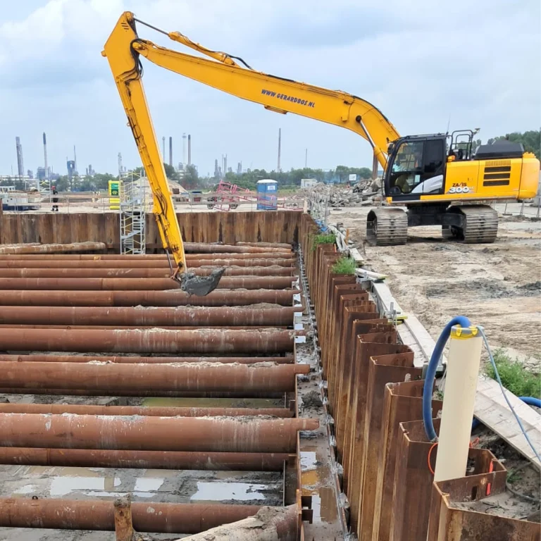 Graafmachine aan het werk in een bouwput met damwanden