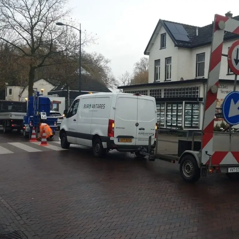 Veldwerkbus van Buro Antares tijdens onderzoek in een woonstraat